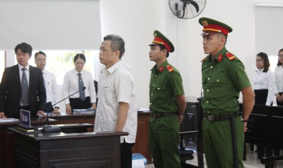 Bị cáo Nguyễn Hồng Khanh trong phần xét hỏi tại tòa sáng 12-12-2019. Ảnh: Báo Bình Dương