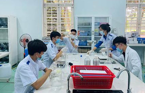 Sinh viên Trường ĐH Công nghệ Miền Đông sản xuất 4.000 chai nước sát khuẩn phục vụ công tác phòng chống Covid-19 tại Đồng Nai ảnh 3