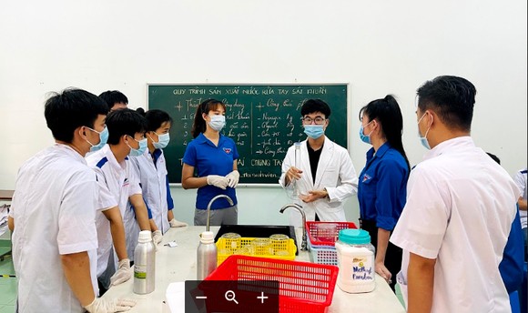 Sinh viên Trường ĐH Công nghệ Miền Đông sản xuất 4.000 chai nước sát khuẩn phục vụ công tác phòng chống Covid-19 tại Đồng Nai ảnh 2