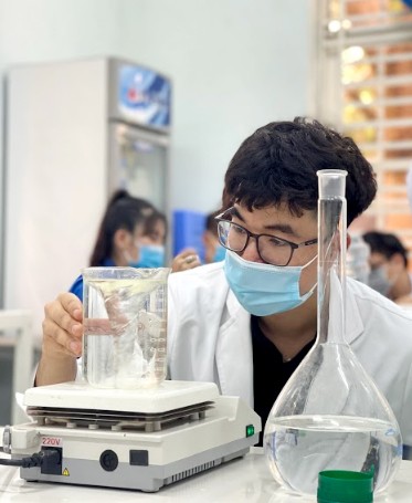 Sinh viên Trường ĐH Công nghệ Miền Đông sản xuất 4.000 chai nước sát khuẩn phục vụ công tác phòng chống Covid-19 tại Đồng Nai ảnh 5