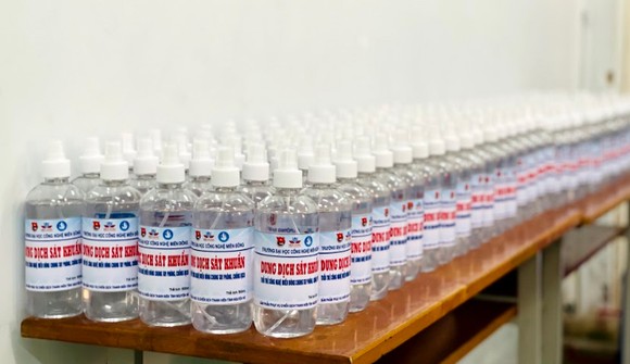 Sinh viên Trường ĐH Công nghệ Miền Đông sản xuất 4.000 chai nước sát khuẩn phục vụ công tác phòng chống Covid-19 tại Đồng Nai ảnh 7