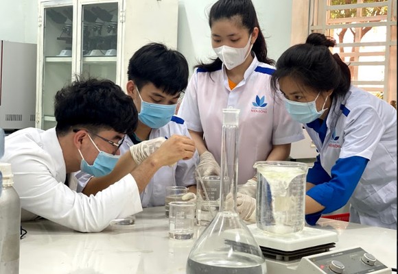 Sinh viên Trường ĐH Công nghệ Miền Đông điều chế và sản xuất nước rửa tay sát khuẩn