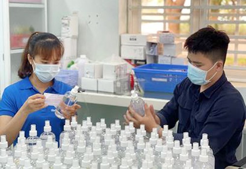 Sinh viên Trường ĐH Công nghệ Miền Đông sản xuất 4.000 chai nước sát khuẩn phục vụ công tác phòng chống Covid-19 tại Đồng Nai ảnh 6