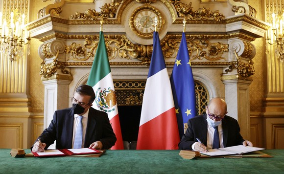 Ngoại trưởng Mexico và Ngoại trưởng Pháp ký thỏa thuận hợp tác chống buôn bán các đồ vật lịch sử. Ảnh: AP