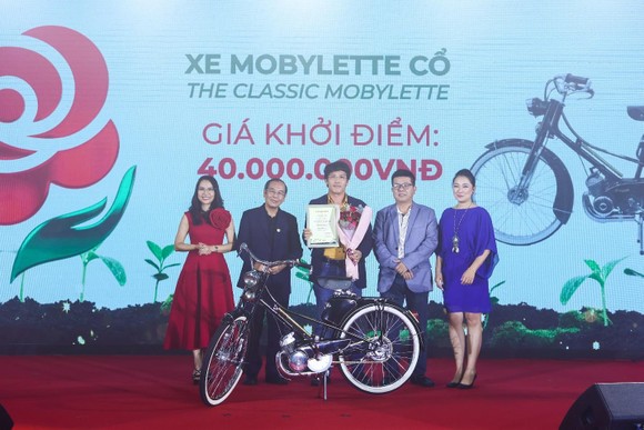 Xe Mobylette cổ được đấu giá hơn 500 triệu đồng quyên góp cho Quỹ từ thiện Bông hồng nhỏ ảnh 4