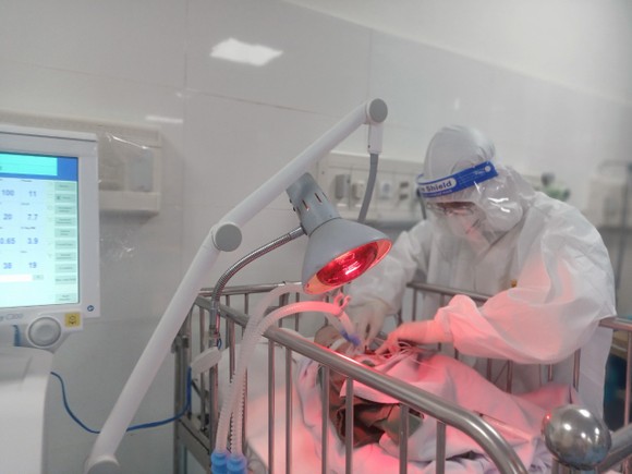 Vũng Tàu: Cứu sống bé sơ sinh ngưng tim và có mẹ mắc Covid-19 ảnh 1