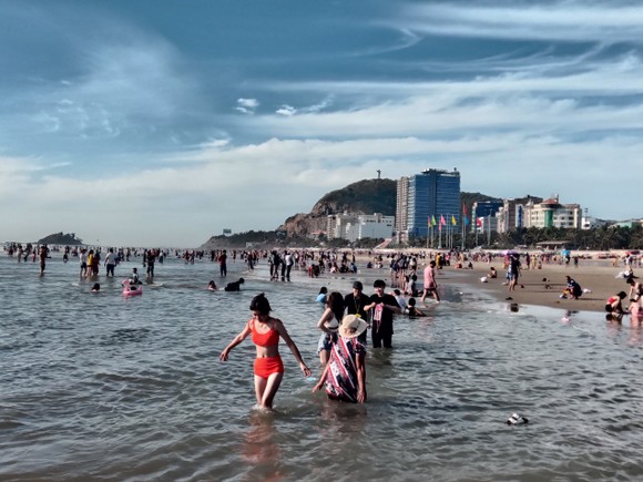 Vũng Tàu: Du khách chen chân tìm quán ăn và phòng nghỉ ảnh 1