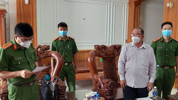 Cơ quan CSĐT đọc lệnh khởi tố ông Đặng Văn Minh, nguyên Chủ tịch UBND huyện Xuyên Mộc