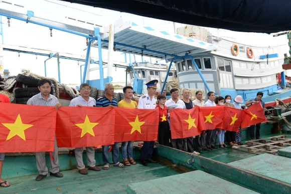Bà Rịa – Vũng Tàu: Vùng Cảnh sát biển 3 thăm khám và trao 300 suất quà cho ngư dân ảnh 1