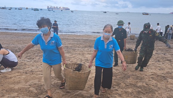 Cán bộ, viên chức cùng nhau dọn rác dạt vào bãi biển Vũng Tàu ảnh 3