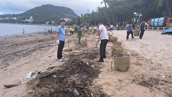 Cán bộ, viên chức cùng nhau dọn rác dạt vào bãi biển Vũng Tàu ảnh 6
