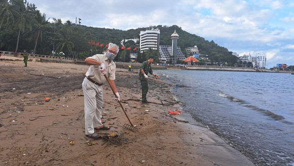 Cán bộ, viên chức cùng nhau dọn rác dạt vào bãi biển Vũng Tàu ảnh 2