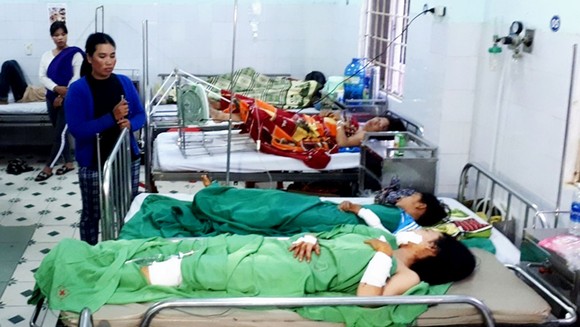 2 đứa con của ông A.Th bị thương nặng đang điều trị tại Bệnh viện Đa khoa tỉnh Kon Tum