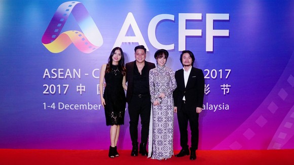 Đạo diễn Hoàng Nhật Nam cùng vợ chồng diễn viên Minh Tiệp, diễn viên Dương Cẩm Lynh tại Liên hoan phim các nước Đông Nam Á và Trung Quốc
