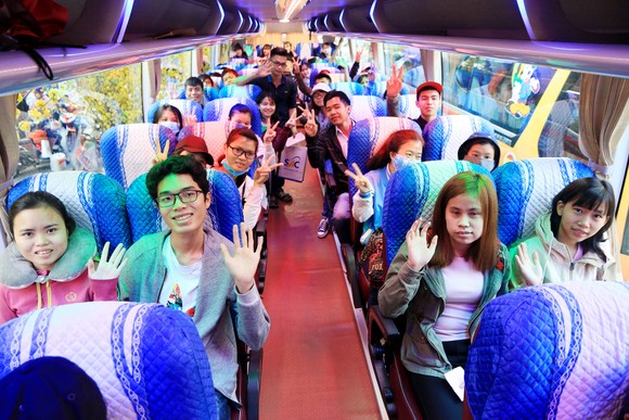 Chuyến xe mùa xuân đưa 3.000 sinh viên hoàn cảnh khó khăn về quê đón tết ảnh 11