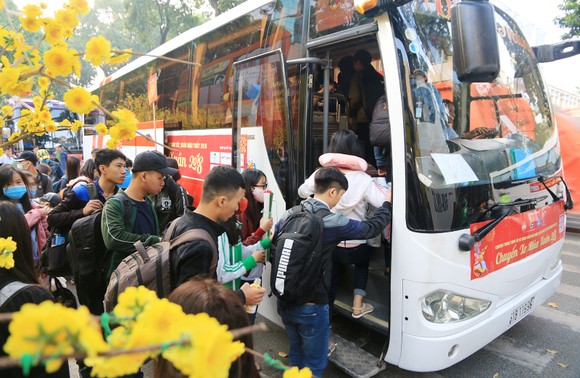 Chuyến xe mùa xuân đưa 3.000 sinh viên hoàn cảnh khó khăn về quê đón tết ảnh 9