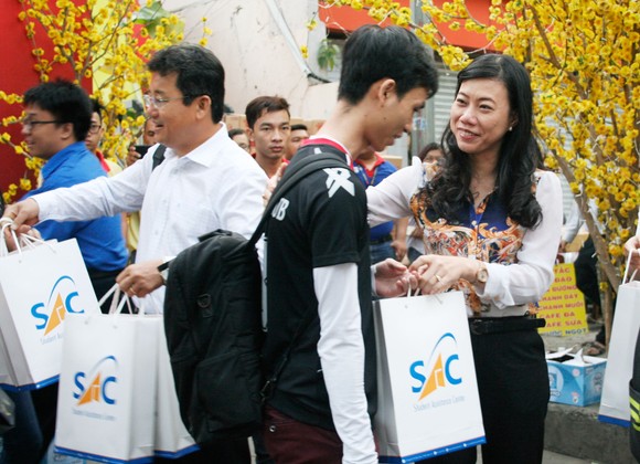 Chuyến xe mùa xuân đưa 3.000 sinh viên hoàn cảnh khó khăn về quê đón tết ảnh 4