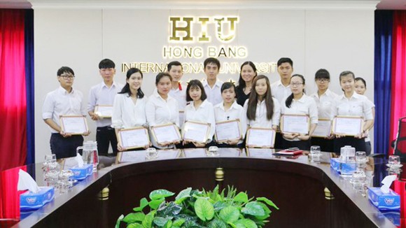 Các sinh viên HIU nhận học bổng “Thắp sáng tương lai” tháng 5 năm 2018