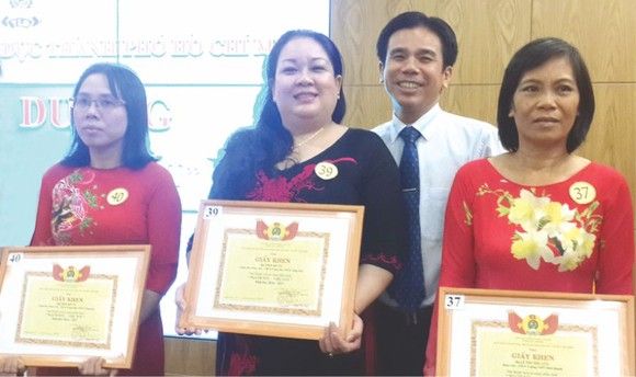 市華語成人教育中心主任錢美秀(左二) 獲得“好人好事”獎。