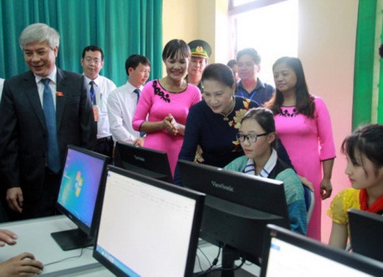 國會主席阮氏金銀向勞科村小學師生贈送電腦。(圖源：VOV)