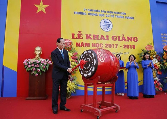 國家主席陳大光在典禮上敲響開學鼓聲。（圖源：嘉輝）