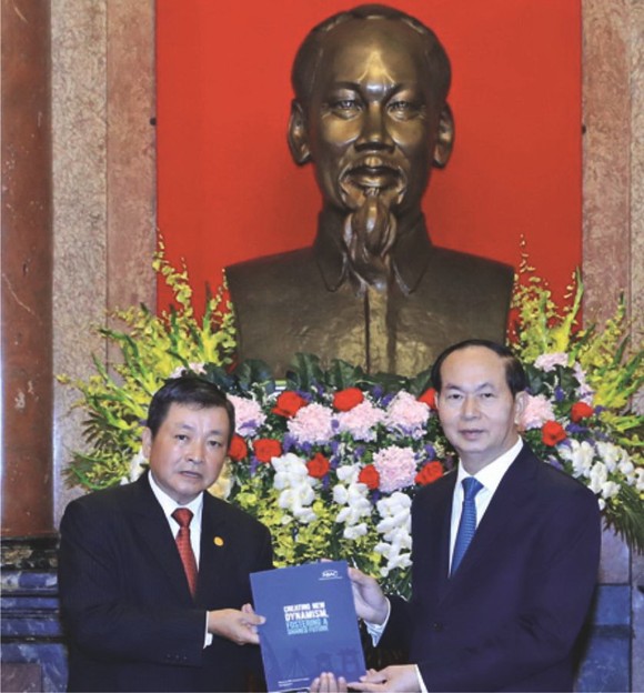 國家主席陳大光接收 APEC 商務諮詢委員會的報告。