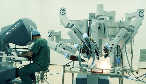 外科醫生實習操作4臂床旁機器人手術系統。（圖源：互聯網）