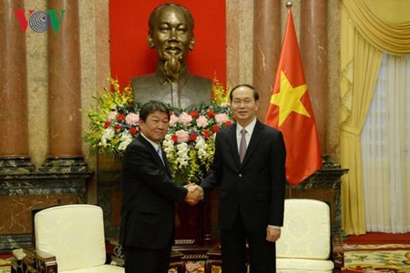 國家主席陳大光(右)接見日本經濟再生大臣茂木敏充。（圖源：VOV）