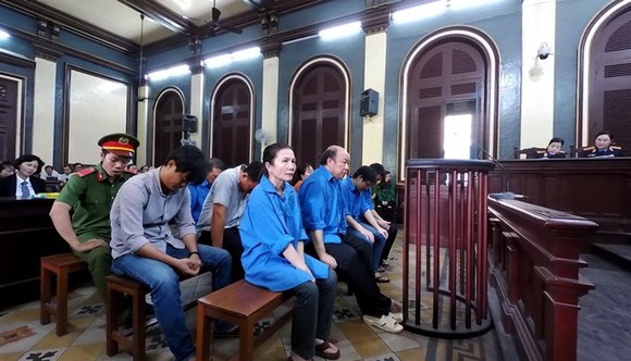 被告人阮氏黃鶯(前左)被建議判死刑。（圖源：竹梅）