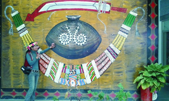 排灣與魯凱族原住民的3寶：黑陶壺、琉璃珠與青銅刀。