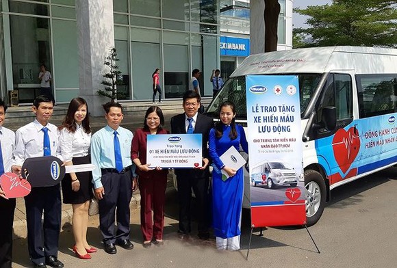 越南奶品公司向市人道捐血中心贈送捐血專用車。