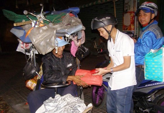 貧窮病人輔助會菩提葉分會的志願者在大年初一 凌晨時分向露宿街頭的窮人贈送新年禮物。