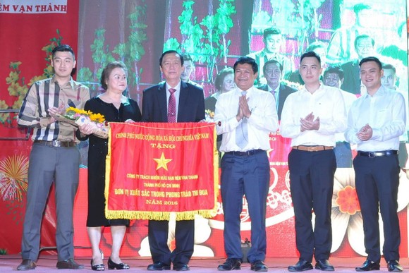 由華人企業家楊文德主理的萬成乳膠床墊責任有限公司榮獲政府總理競賽錦旗。