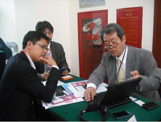 日本企業家與越南企業家洽談合作。