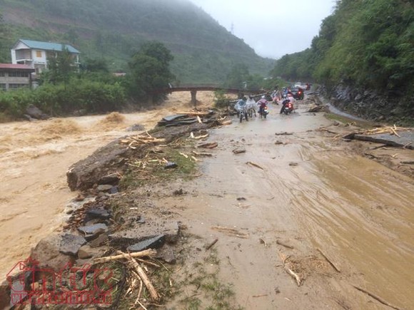 萊州 4D 國道嚴重受損。（圖源：貴忠）
