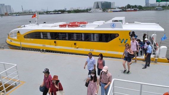 水路巴士可滿足本市的往來和觀光需求。