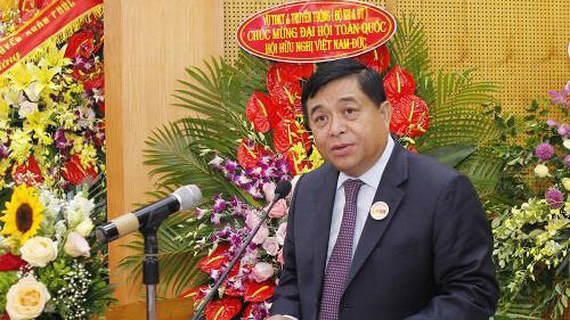 新任越南與德國友協主席阮志勇在會上發表講話。（圖源：越通社）