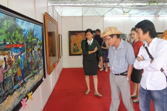 此屆美術展吸引了各界人士前來觀賞藝術作品。（圖源：黃忠）