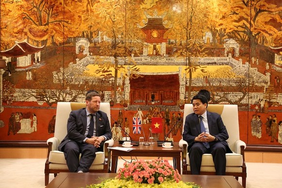 河內市人委會主席阮德鍾（右）接見英國首相商務特派員艾德‧維濟。（圖源：秀英）