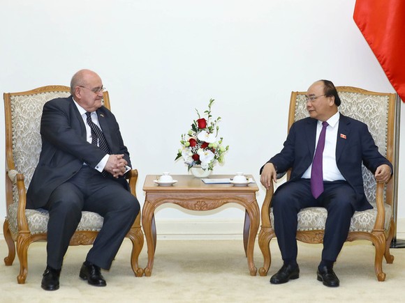 政府總理阮春福接見巴西駐越南大使馬爾科‧安東尼奧‧迪尼茲‧布蘭丹。（圖源：VGP）