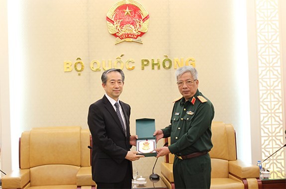 國防部副部長阮志詠上將（右）向中國駐越南特命全權大使熊波贈送紀念品。（圖源：海軍）