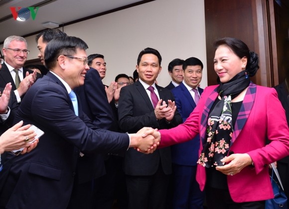 國會主席阮氏金銀（右一）向越南外貿商業股份銀行(Vietcombank)河內市總行全體領導、幹部與人員祝賀新年。（圖源：VOV）