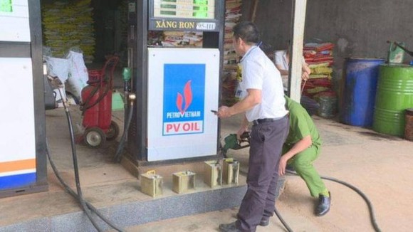 職能力量在平安私營企業加油站進行取樣送去檢測。（圖源：N.Anh）