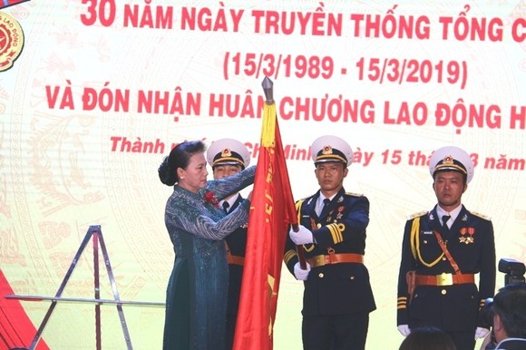 國會主席阮氏金銀代表黨、國家領導向西貢新港總公司頒授國家主席的一等勞動勳章。（圖源：梅玄）