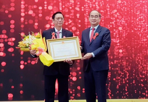 市委書記阮善仁轉授二等勞動勳章給華人企業家楊文德(左)。