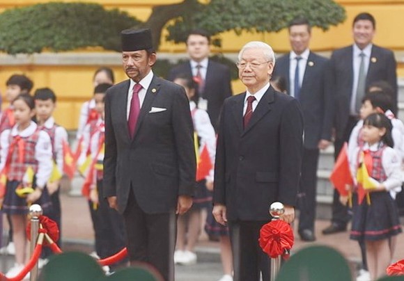 總書記、國家主席阮富仲（前右）主持歡迎汶萊國王隆重儀式。（圖源：山松）