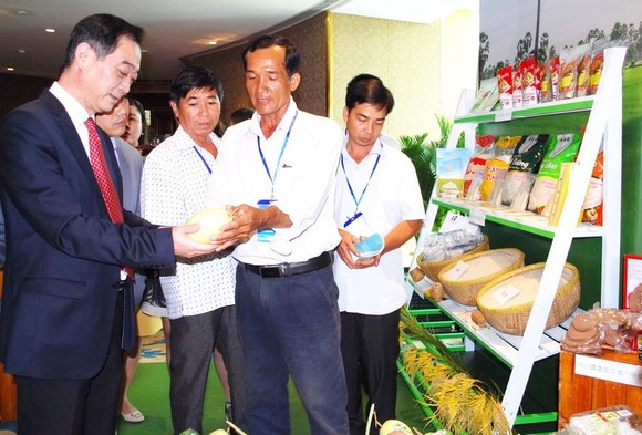 越南企業代表向中國駐本市總領事吳駿介紹農產品。
