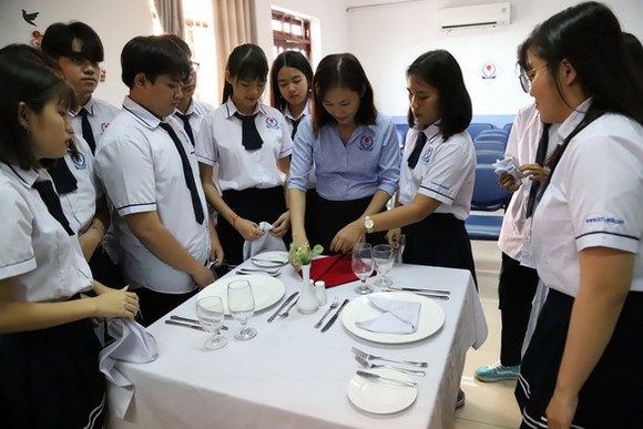 本市國際高等學校的10A1學生在餐廳-酒店實習課上。