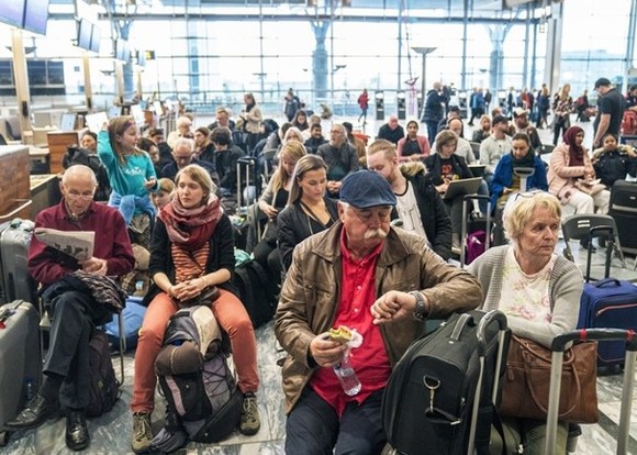 挪威有大批旅客滯留機場等候。（圖源：互聯網）