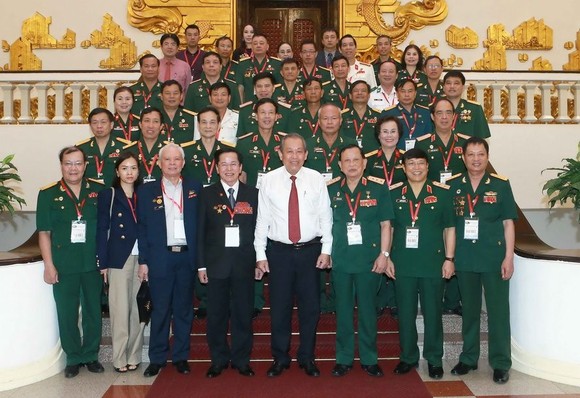 政府常務副總理張和平（前左五）同越南退伍軍人協會代表團合影留念。